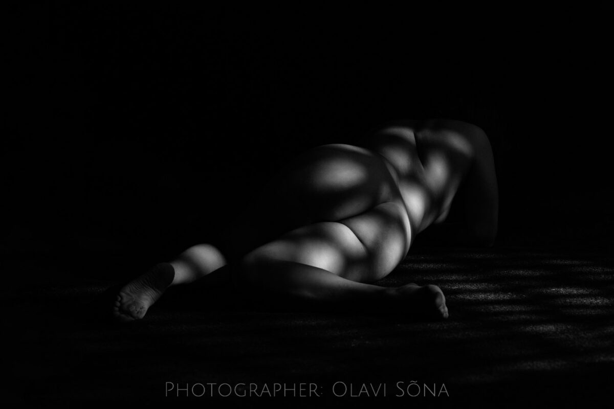 Nude Art Photography where leg is bent