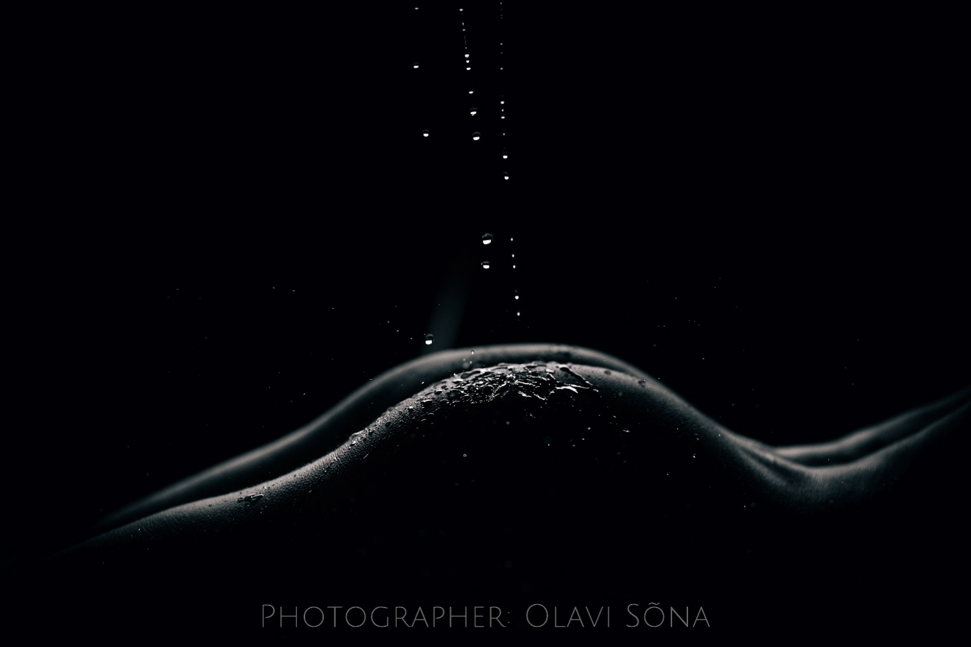 water drops on butt - Nude Art Photography